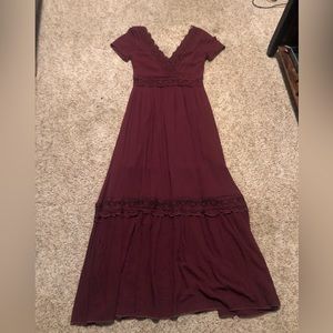 Maroon colored maxi dress with peekaboo waistband 🌺